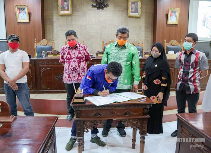 Sekretaris HNSI menandatangani kesepakatan yang ditawarkan oleh Bupati dan DPRD